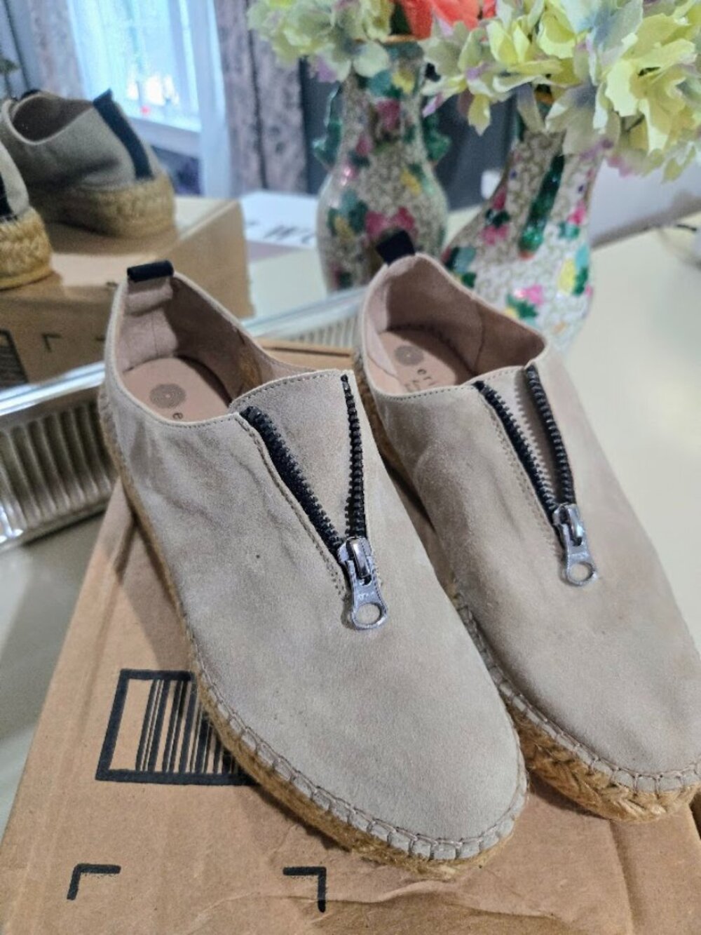 NIB Eric Michael Serena Taupe Suede Zip Espadrille Flats 36